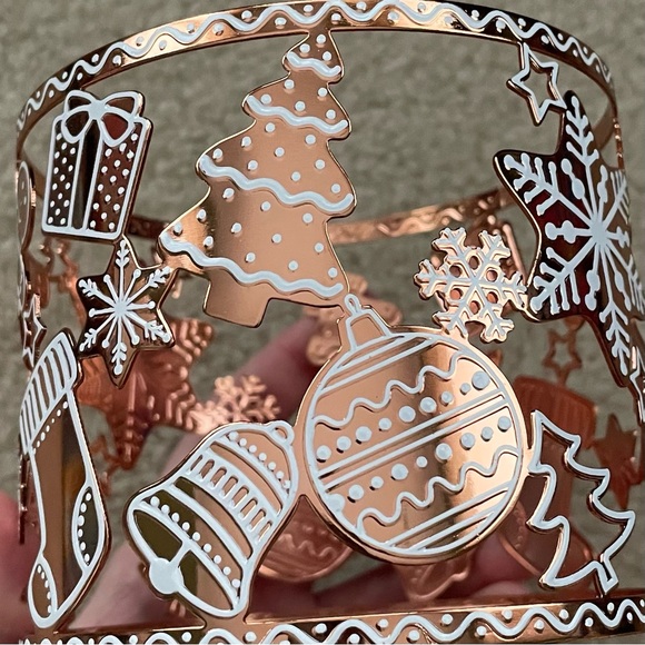 Bath & Body Works Gingerbread Ornaments 3-Wick Candle Holder - Picture 12 of 16